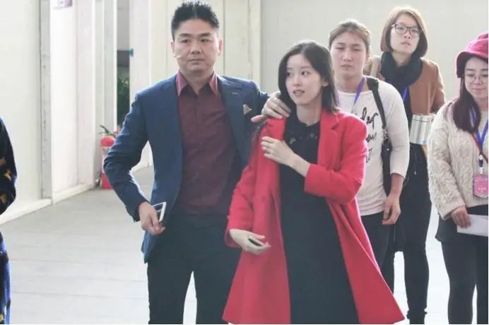阔太章泽天晒健身照,腿又细又长,纤细的美背已现肌肉