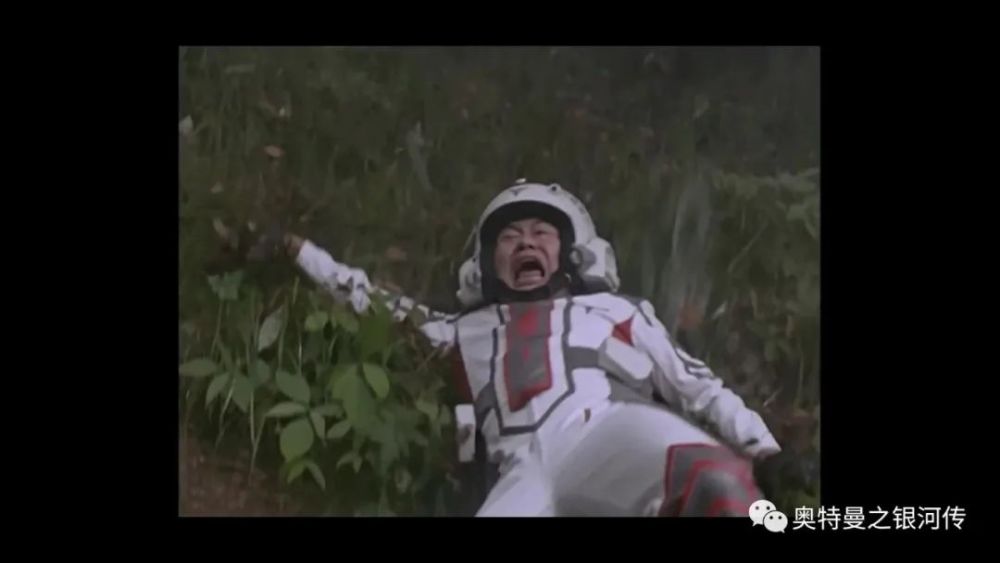 三,迪迦奥特曼剧情描述: 两头怪兽的出现打破了和平地球的寂静,怪兽