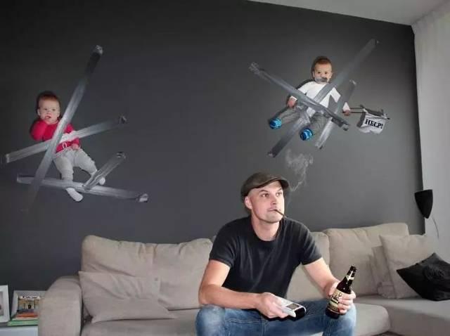 爸爸带娃走红,一脸无奈的看着熊孩子玩奶粉,妈妈 咱家是有矿吗