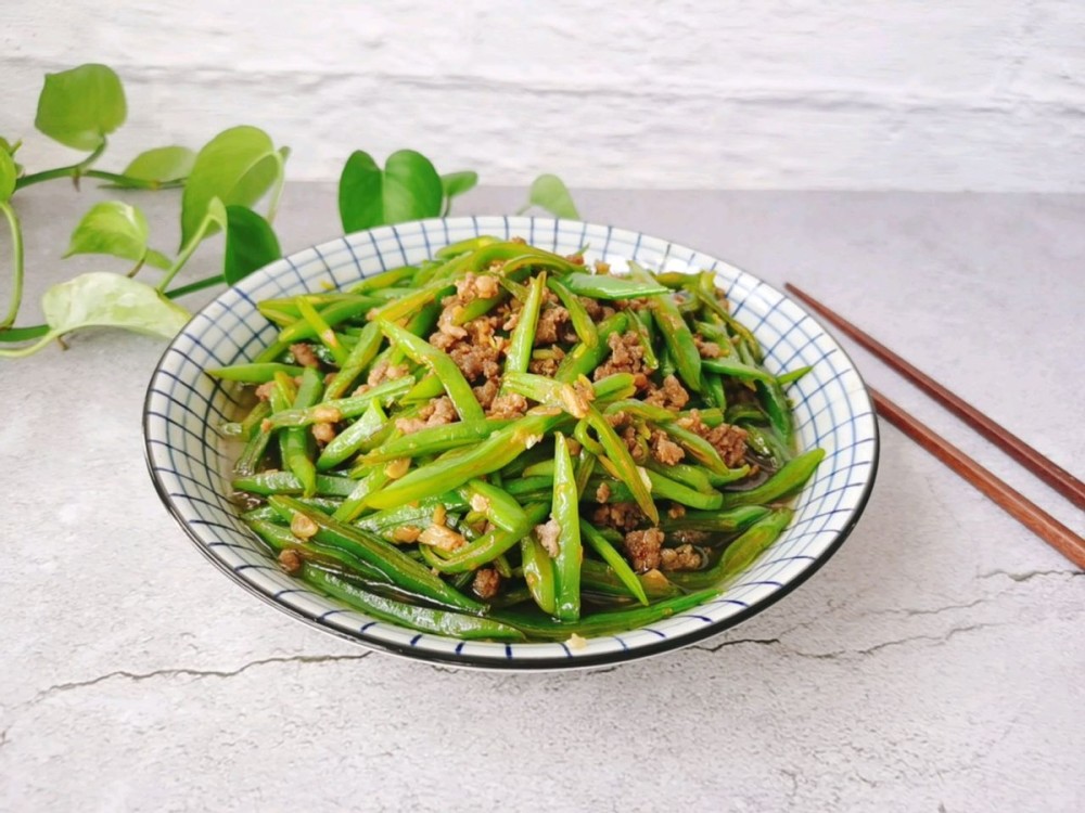 【菜品】: 刀豆炒肉末 【烹饪食材】:刀豆适量,猪肉一块,食用油适量