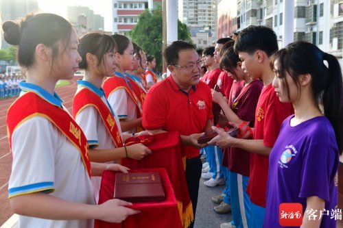 海南省农垦中学高三学子深情致谢老师,父母,保安,校医