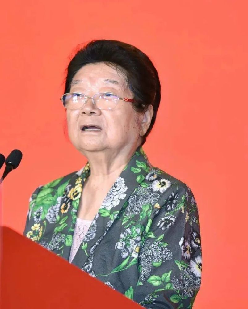 46岁成为新中国第一位女省长,63岁官至副国级,如今依然坚守岗位