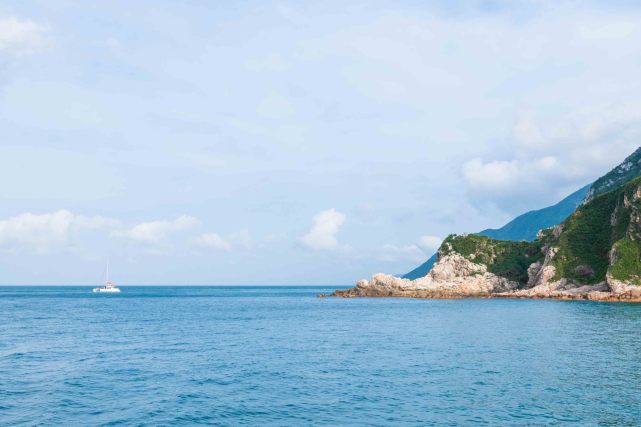 别再去大小梅沙了!深圳这个海滩人超少,海湾一望无际