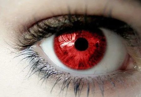 他们为何将眼球纹成黑色?瞳孔还有天生红色?