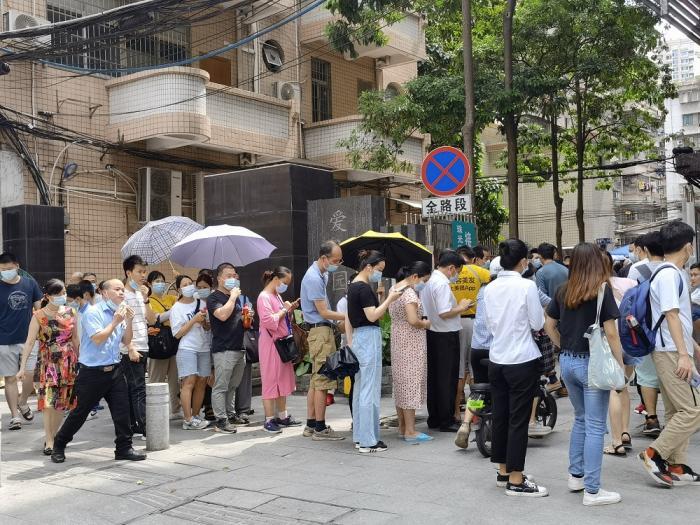 现场直击丨烈日雨中广州街坊排队做核酸检测有条不紊