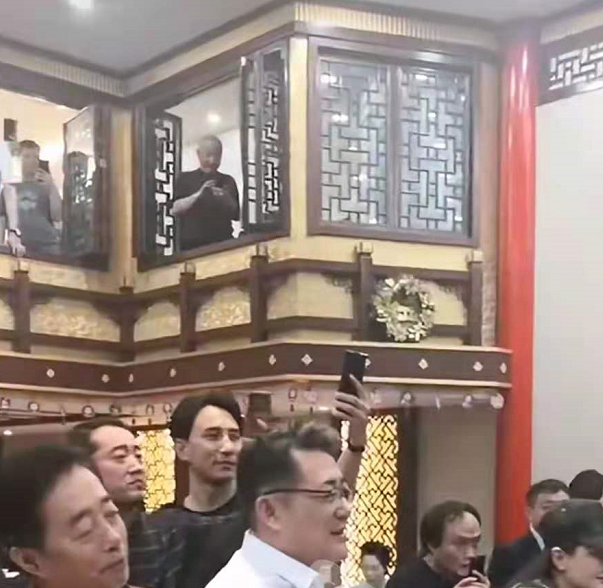 楼上楼下的观众都站起来围观拍照.