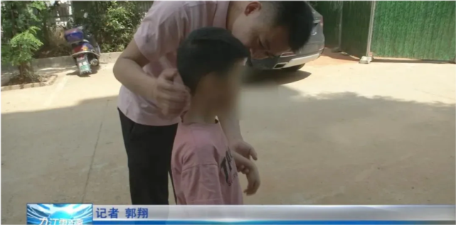 老师体罚女生脱内衣视频_女生内衣内裤半脱照片