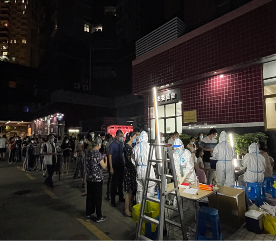 市民排队等待核酸检测