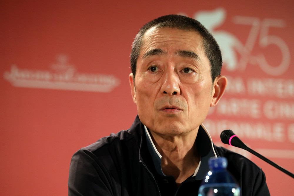 三娃遭热议后,张艺谋妻子惹毛网友!超生被罚748万,名下公司多