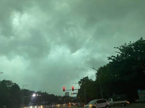 行雷闪电 大暴雨!东莞这些路段水浸了,有小车困在水中