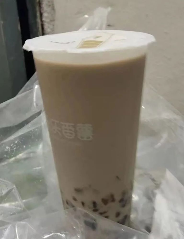 送上了一杯热气腾腾的奶茶