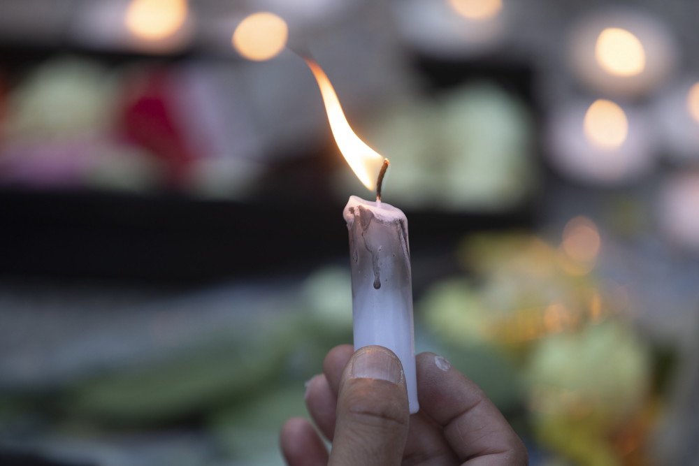 这是5月30日在加拿大多伦多拍摄的悼念死亡儿童的蜡烛.新华社/美联