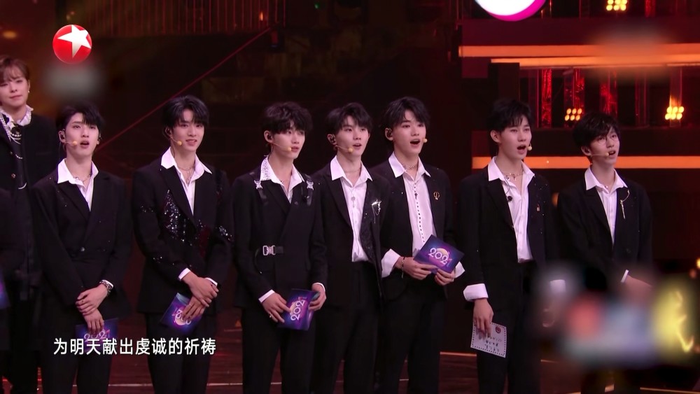 而如今,少年也站在了舞台中央.