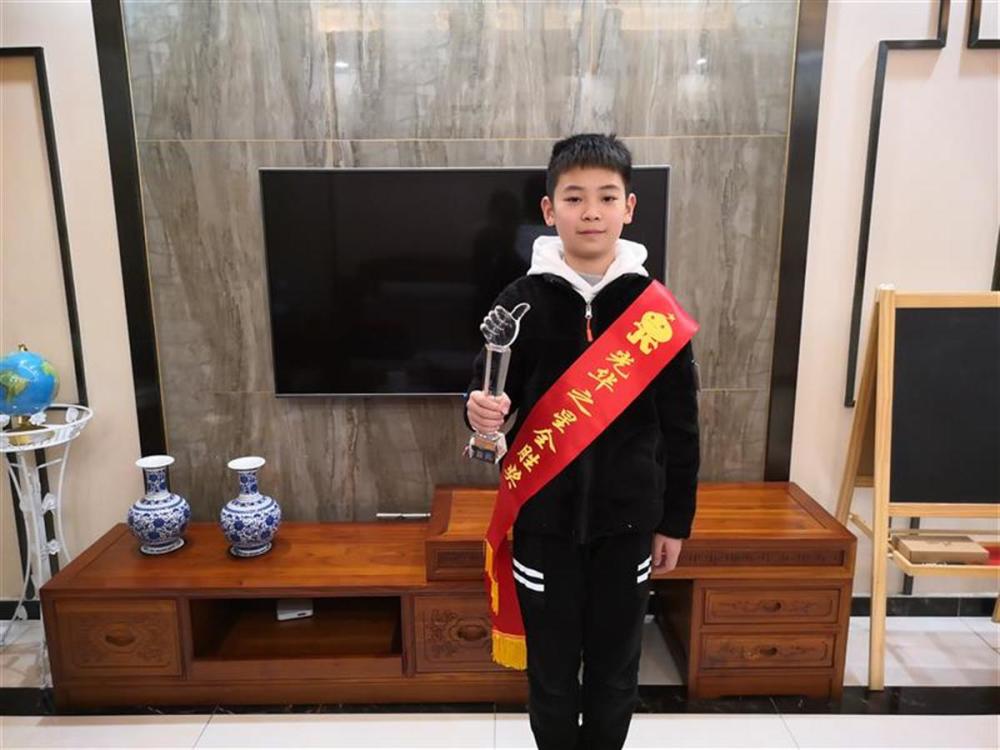 作为班长,每周五郑友维都会和同学们拿着环保箱在班上收集废纸,饮料瓶