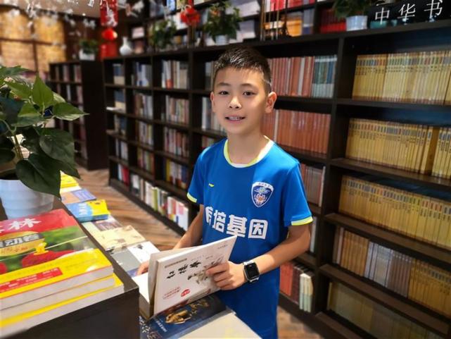 郑友维说,一次他和爸爸一起参加社区环保活动,他们一起刮掉路边杆子上
