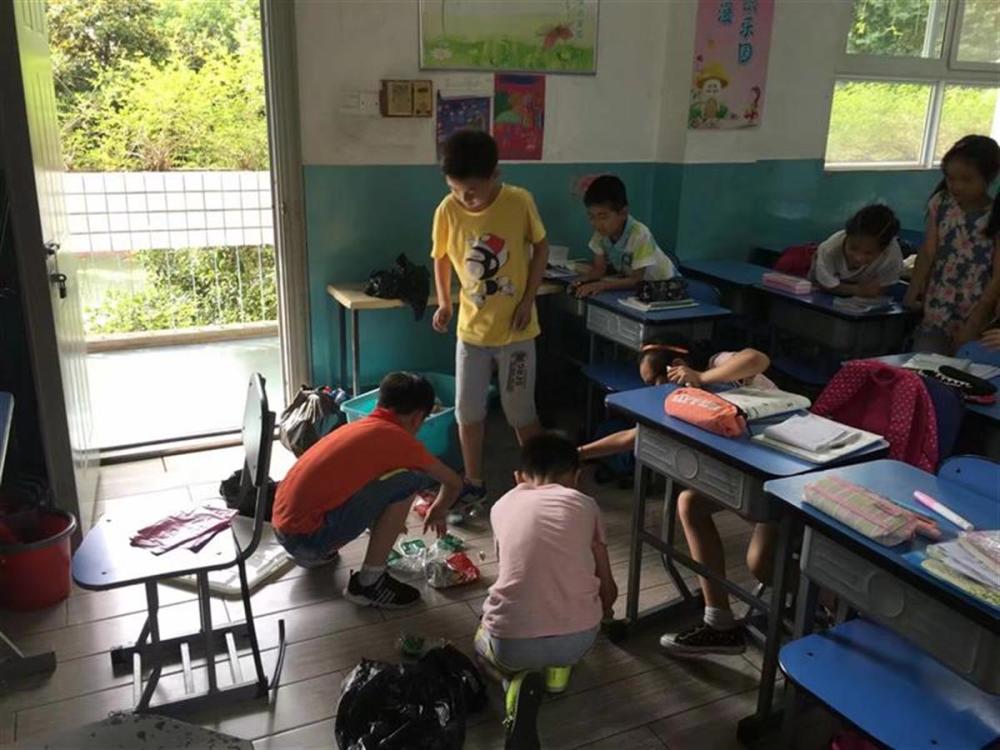 江炜老师介绍,郑友维成绩名列班级前茅,课堂之外,他爱好广泛,全面发展