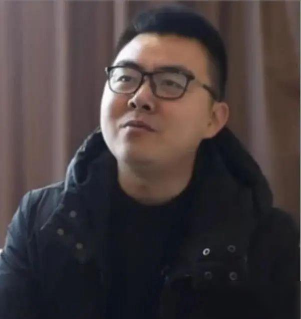 杜新枝邻居发声:当初看到刚抱回来的郭威,就怀疑不是亲生的