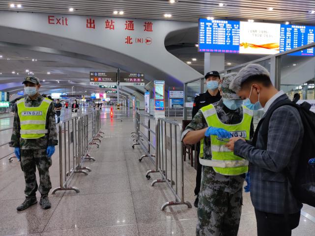 张志韬摄 广州南站一楼进站口设置有扫码提示牌,旅客出示"一码一证"方
