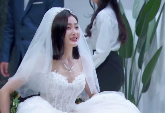 凄美求婚现场:张天爱穿婚纱求婚被男友拒绝,脸哭歪了