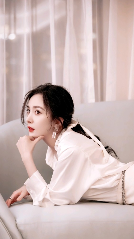 杨幂白衬衫裙子,低马尾,白色缎带发带