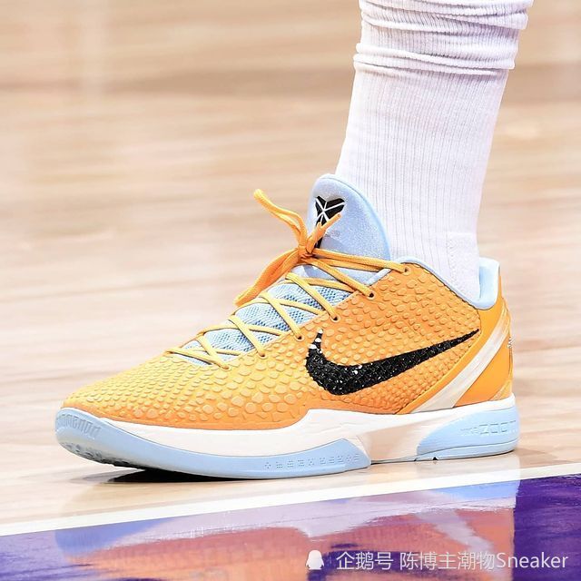 安东尼·戴维斯上脚: nike kobe   这款配色颜值不错 希望浓眉哥伤势