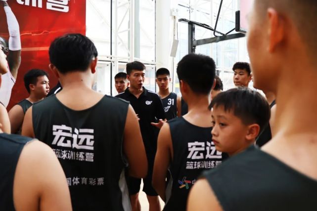 广东宏远篮球训练营祝所有父亲节日快乐!