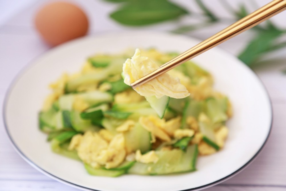 清爽解腻的黄瓜炒鸡蛋,做法简单,10分钟就搞定,开胃又