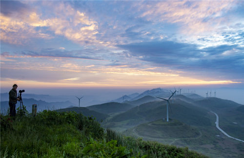 湖北利川齐岳山风电场被列为全国十大风电场之一,是湖北最大的风电场