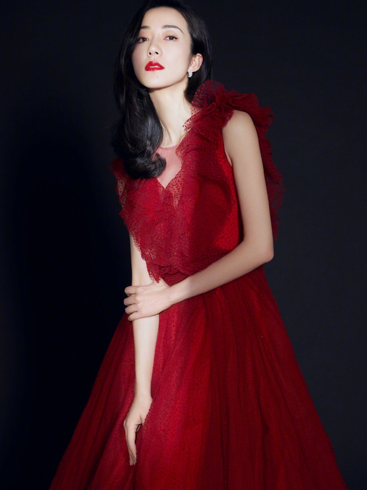 韩雪一袭红色长裙出席活动,搭配波点元素,尽显其优雅知性美
