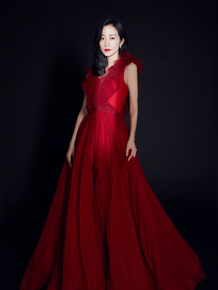 韩雪一袭红色长裙出席活动,搭配波点元素,尽显其优雅知性美