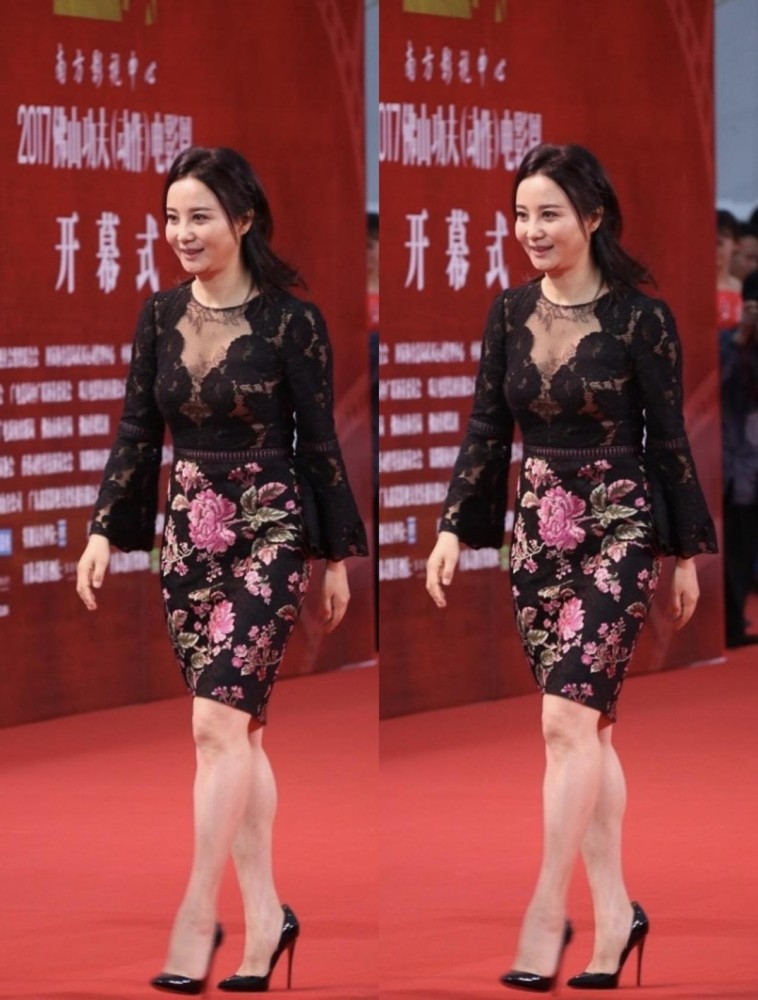 成熟的女人真够美的,大陶红穿黑色蕾丝裙秀曲线,却一点不低俗