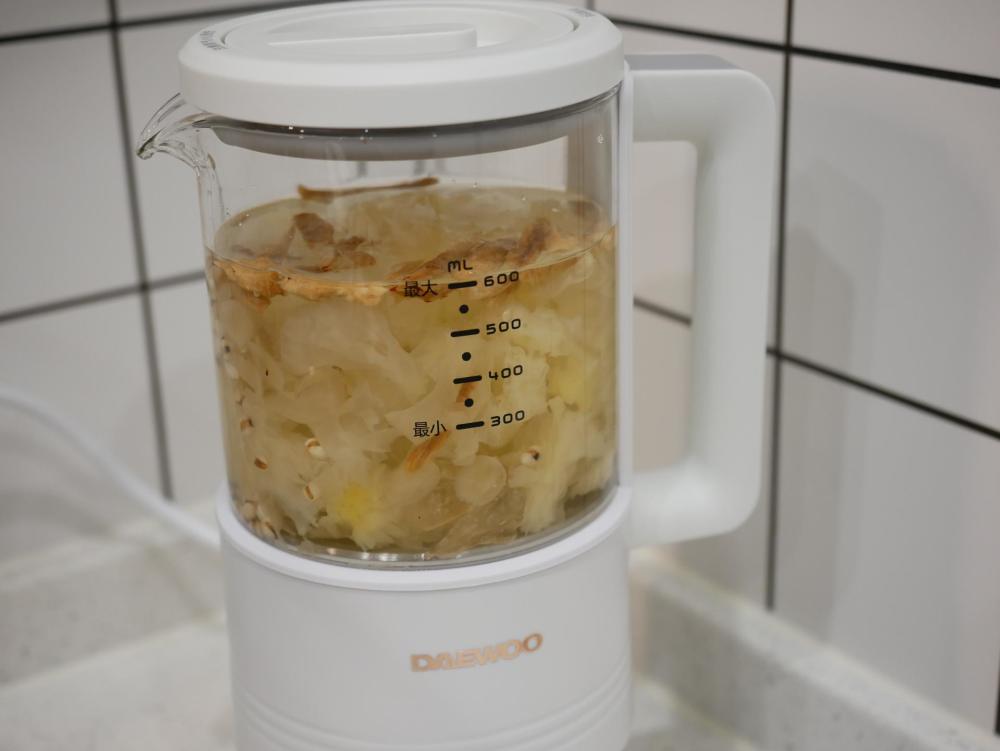 红枣银耳薏米汤可以健脾祛湿,非常适合久坐缺乏运动的上班一族.
