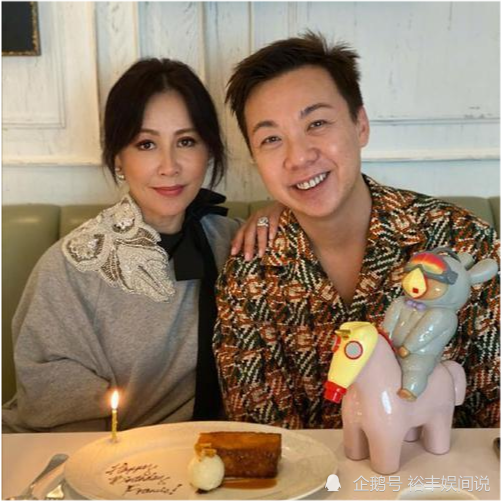何超琼男闺蜜晒傅明宪零修图近照,50岁的"郭芙"仍充满
