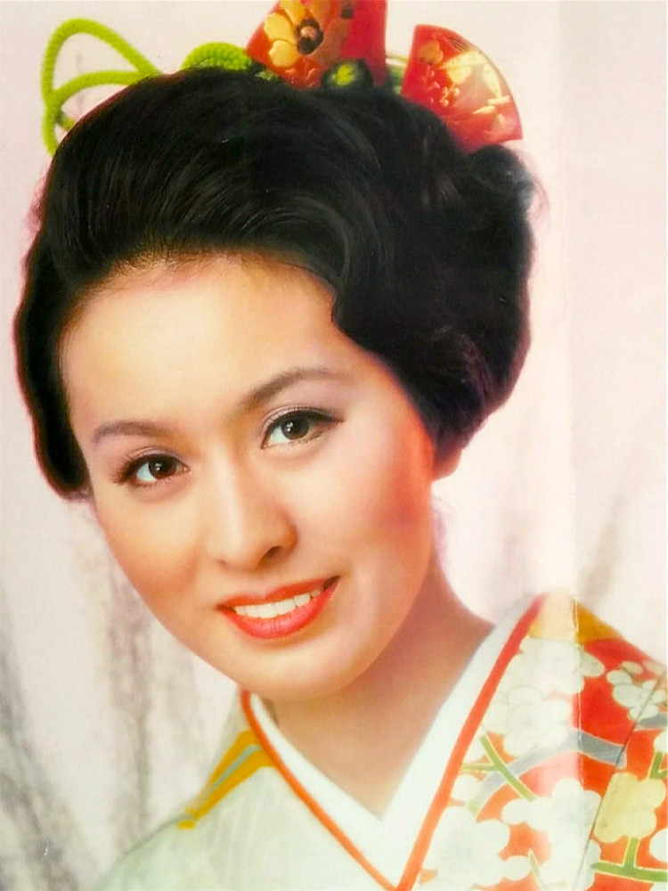 栗原小卷年轻的时候太美了,素色穿搭好时髦,晚年清瘦也端庄优雅