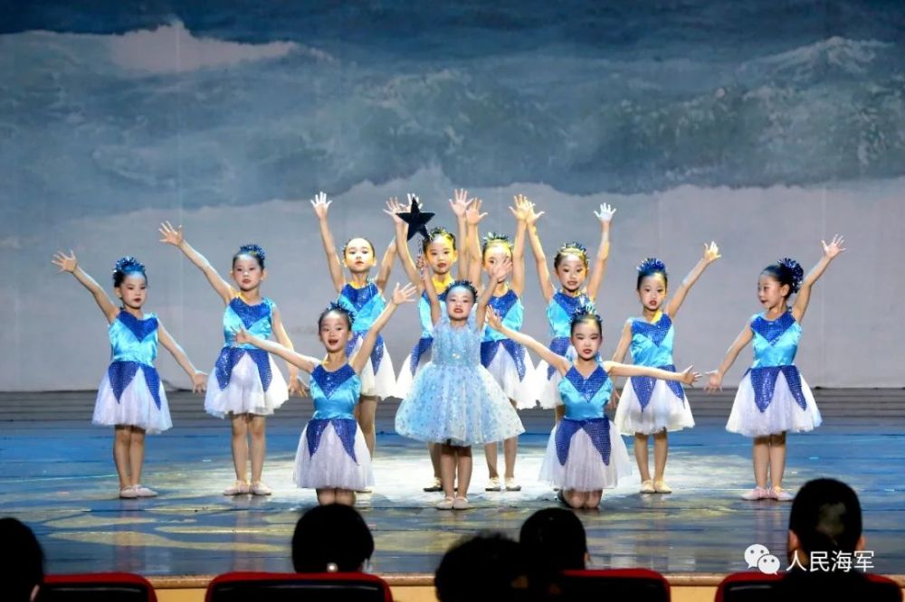 孩子们的笑脸 如花儿般在舞台上绽放 舞蹈《我是中国小梦娃》 "爸爸