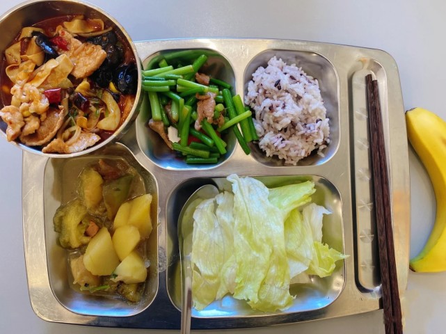 银行职工晒食堂伙食,网友:我想去银行应聘了!