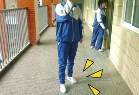 好多同学都说, 身上穿的校服太丑了,不仅用来制作衣服的 材料不透气不
