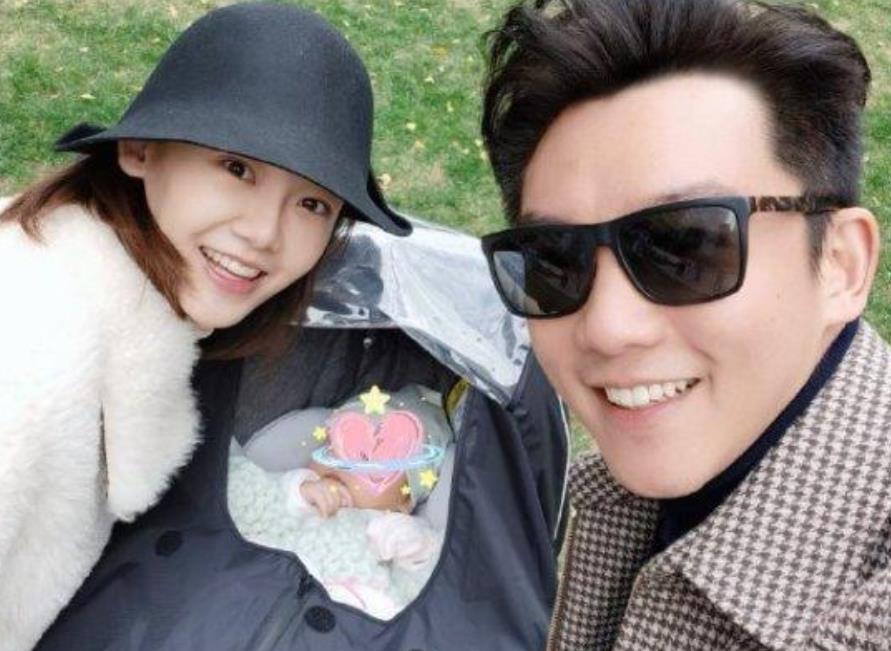 杜淳晒与妻子遛娃画面,小蛋饺头戴彩虹帽超可爱,一家三口太温馨