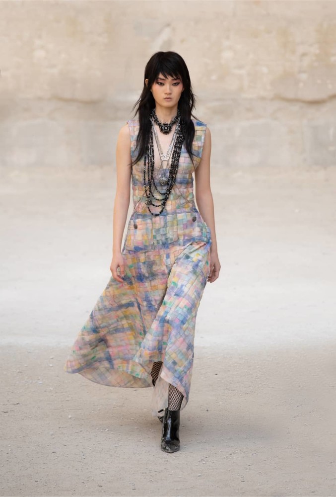 chanel 2022早春度假系列在南法采石场上演诗意摇滚