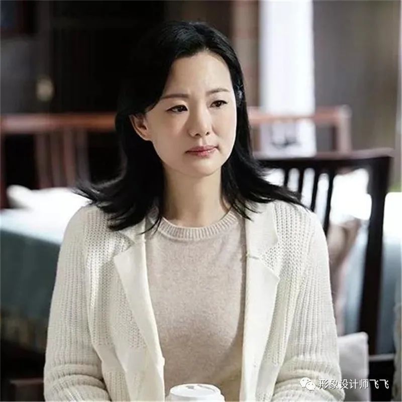 高级感穿搭还是要看咏梅,古典型美人穿古典风,端庄又高雅