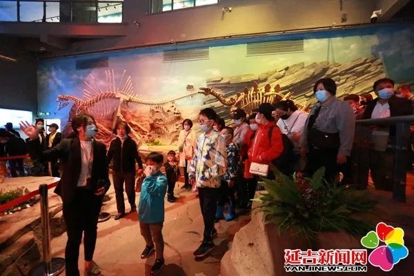 【关注】跟"恐龙"同过六一 延吉恐龙博物馆迎来大批游客