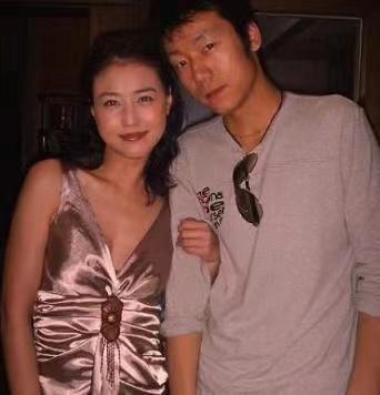 那就是在2003年,周海媚在北京遇见了小自己7岁的圈外男友 据她本人