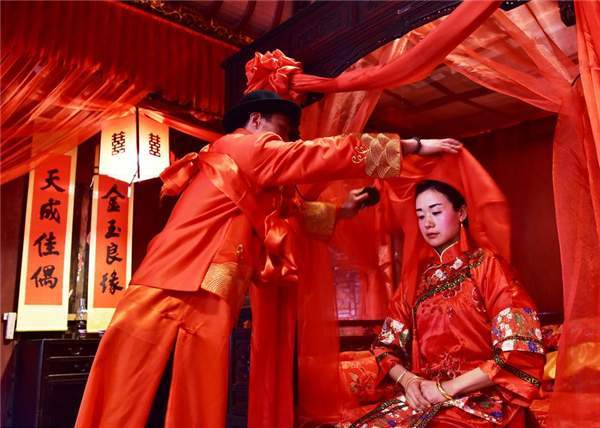 古代女子出嫁,为何要在头上盖一块红布?主要是为了遮羞避嫌