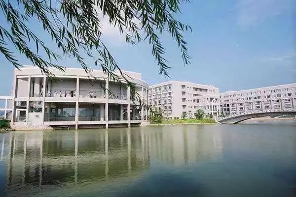 河海大学常州校区 于1986年建立,地处江苏省苏锡常经济高速发展地区