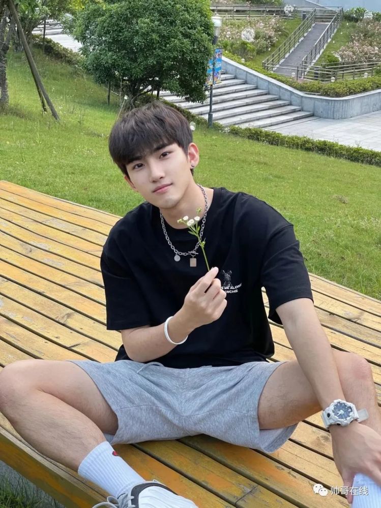 鲜帅高中生小奶狗谁家有这款的弟弟呀