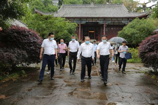 张世忠:视察剑阁中学