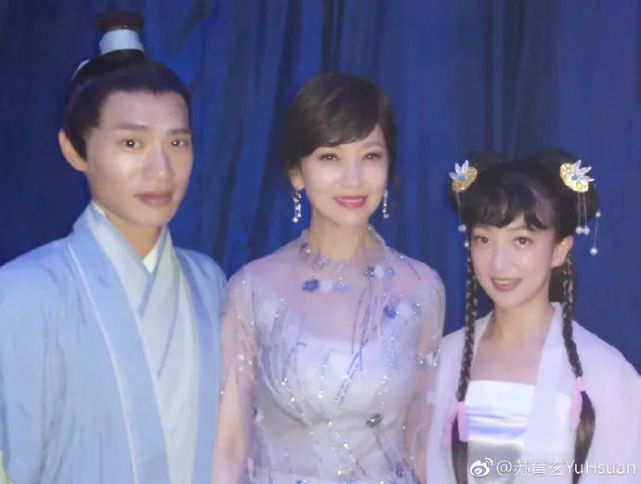 赵雅芝实现同框,再现剧中桥段时,她和廖威凯虽然已经不是小时候的样子