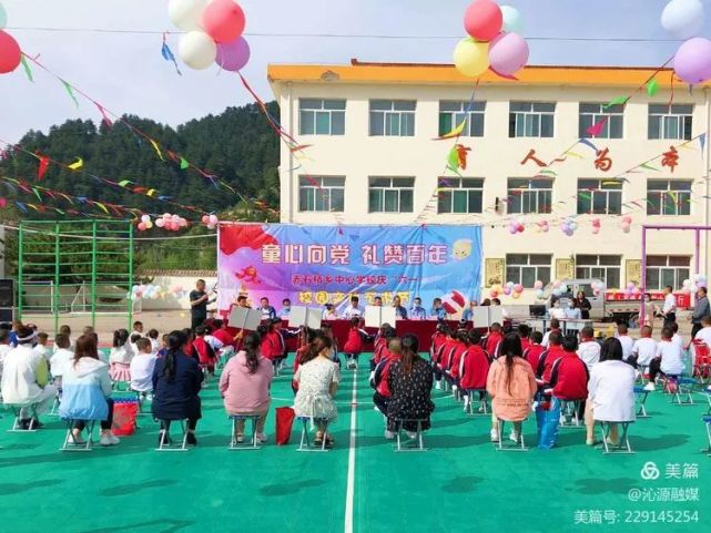 梁晨玮在赤石桥小学与少年儿童共同欢度节日