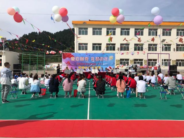 梁晨玮在赤石桥小学与少年儿童共同欢度节日
