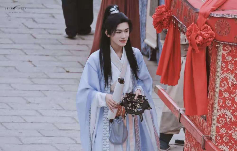 宋亚轩儿童节晒自拍,素颜照引发热议,时代少年团门面就这?